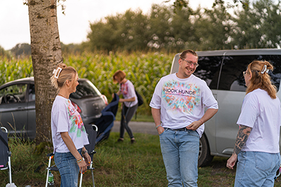 Eine Frau in der Bildmitte und zwei Hunde.